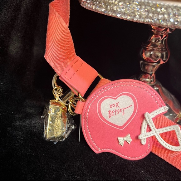 🏈🩷 Betsey Johnson Kitsch Crossbody
Football XOTOSS🏈🩷NWT - Picture 8 of 11
